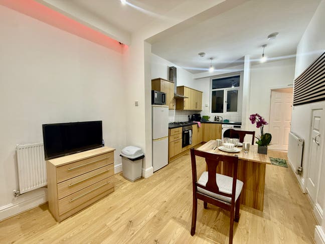 🏡 Stunning New 2-Bedroom Flat | Bills Included |  Main Photo
