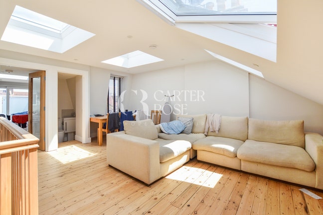 3 bed / 3 bath split level flat on Eastwood Street Main Photo