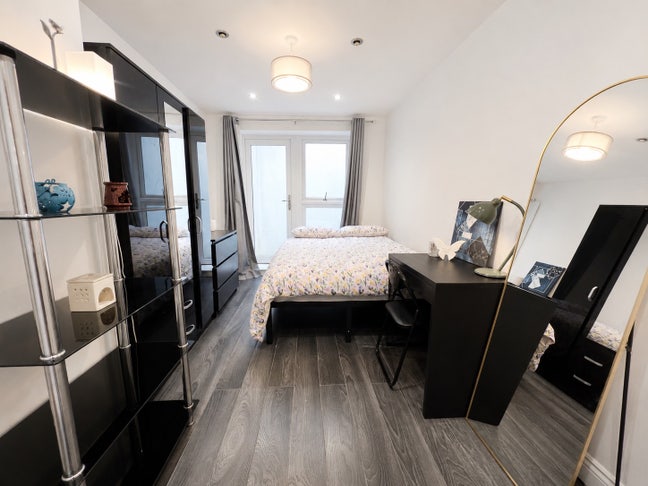 Beautiful rooms with modern standards. Mile end Main Photo