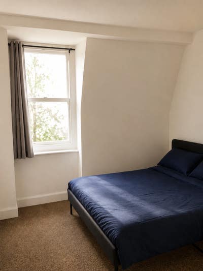 Big Rooms on 2nd floor on top of pub in Hoxton Main Photo