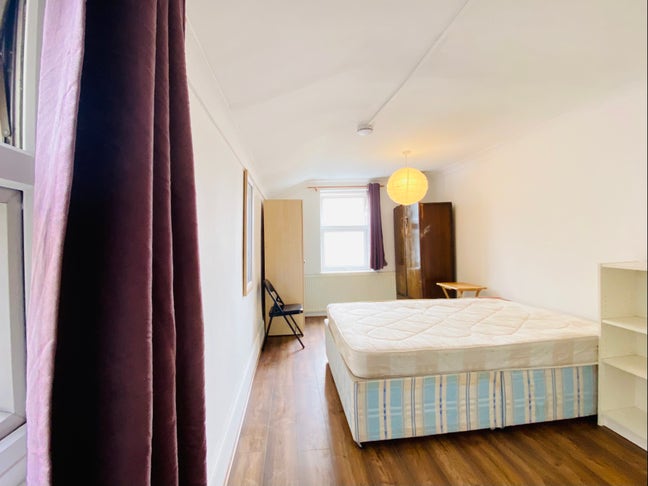LARGE room Leyton Main Photo