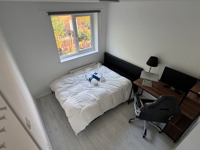 Double room, quiet location near town, bills inc Main Photo