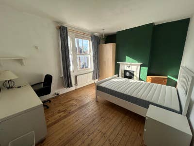 Large double room in bright and spacious house Main Photo