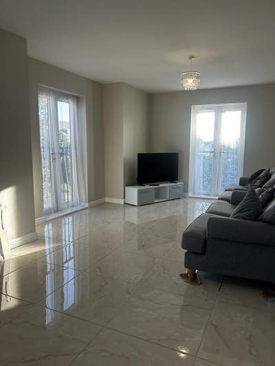 Double bedroom close to Reading town Main Photo