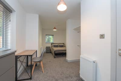 Large En-suite room - share kitchen with 1 person  Main Photo