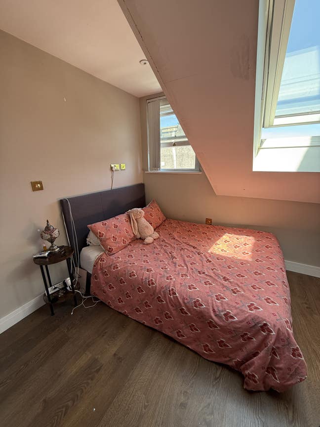 Double bedroom in a newly refurbished flat! ✨ Main Photo