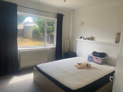 Room for rent in a 2 bedroom detached property Main Photo