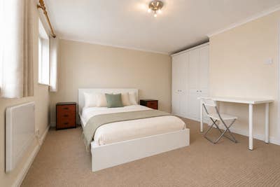 ✨ Luxurious Ensuite | South Quay DLR | 3-Bed Flat Main Photo