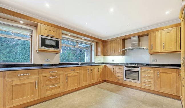 3 Double Rooms in Prestigious Hutton Mount Main Photo