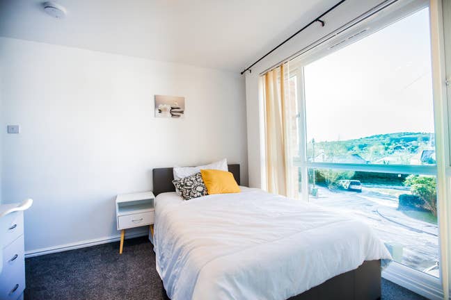 New Aldershot ensuite rooms with garden + parking Main Photo