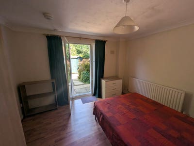 Large double room with patio doors into garden Main Photo