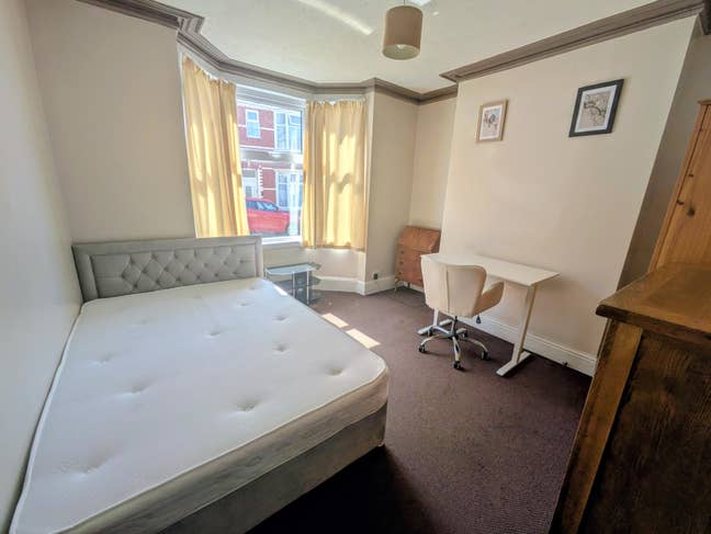 Last room to rent in large 5 bed home by city cen Main Photo