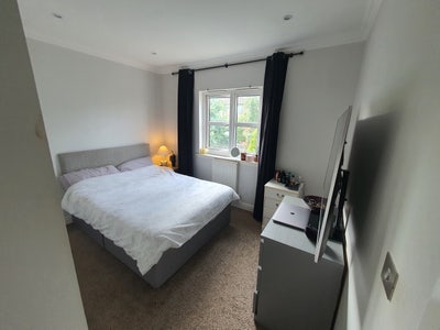 Double Room in a spacious 4-Bedroom house  Main Photo
