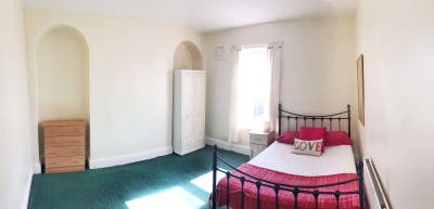 🔑 Bright Double Room  &pound;100 off on 1St Month Rent  Main Photo