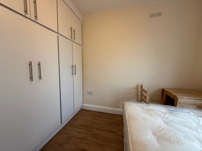Large Single/Willesden Green/No Deposit Main Photo