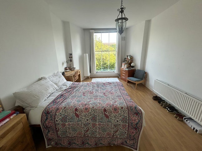 NW1 large flat with south facing garden Main Photo