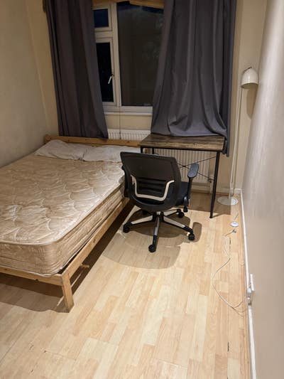 Double bedroom available next to South Wimbledon  Main Photo