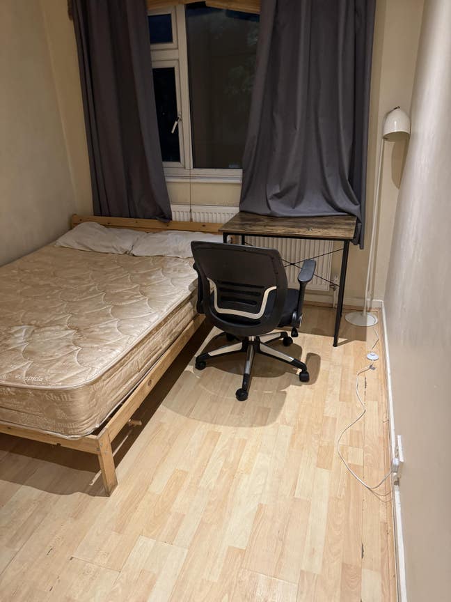Double bedroom available next to South Wimbledon  Main Photo