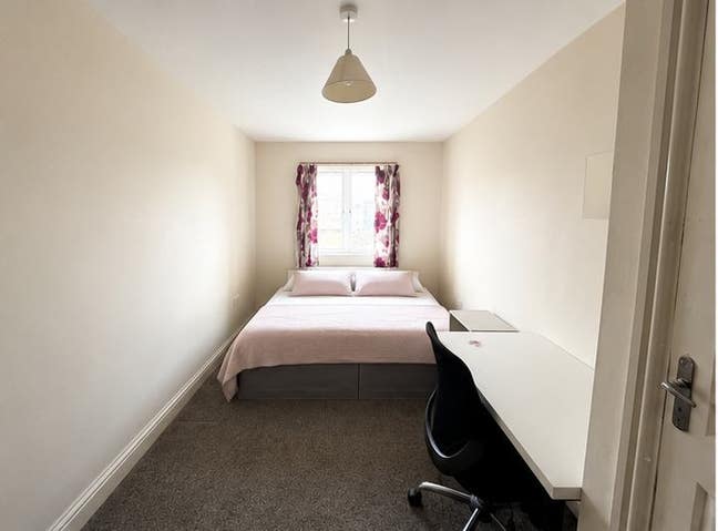 * Good Size Double  Modern Flat - for Couples * Main Photo