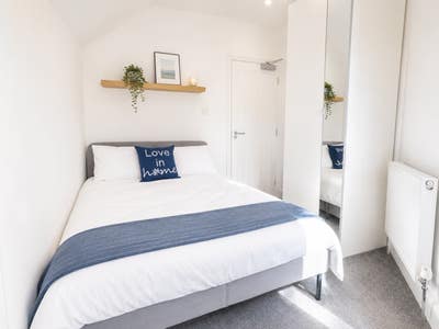 Lovely room available in professional house Main Photo