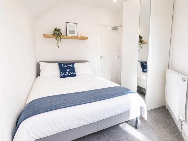 Lovely room available in professional house Main Photo