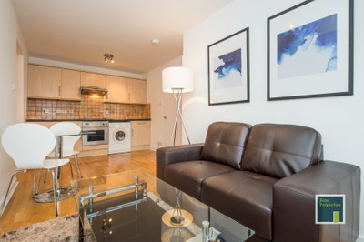 One Bedroom Flat - Shepherd's Bush W12 Main Photo