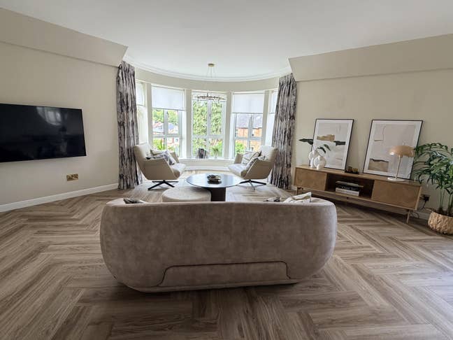 Large comfortable en-suite bedroom for one guest  Main Photo