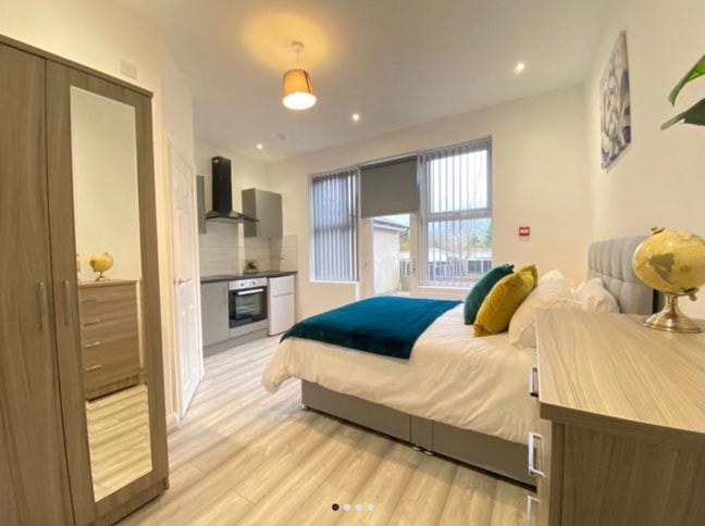 🚨 En Suite And Studio/Off Street Parking🚨  Main Photo