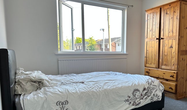 Double room near train station/ town centre Main Photo