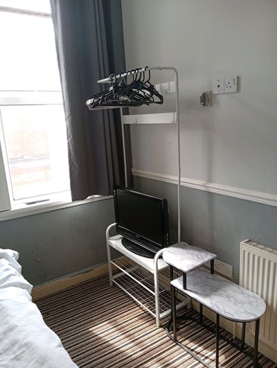 Single room with shared bathroom near down centre  Main Photo