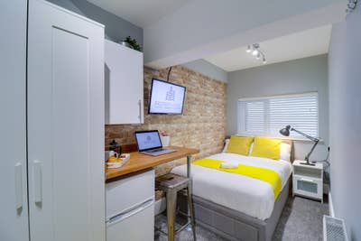 30 Seconds to Town Centre -  Newly Refurbished  Main Photo