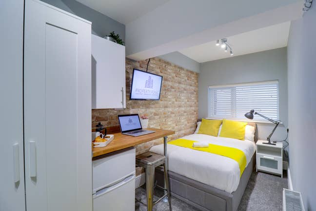 30 Seconds to Town Centre -  Newly Refurbished  Main Photo
