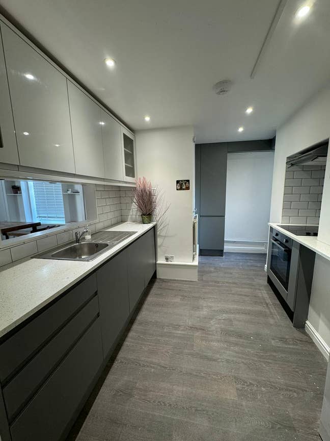 3 Student rooms  Available *All Inclusive* Main Photo