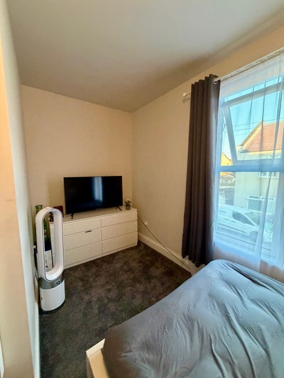Bright room, All Bills inc, No Deposit  Main Photo