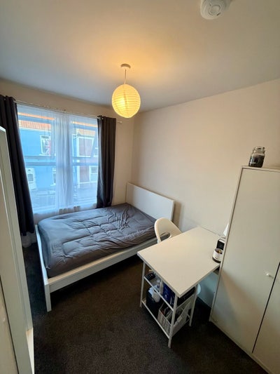 Bright room, All Bills inc, No Deposit  Main Photo