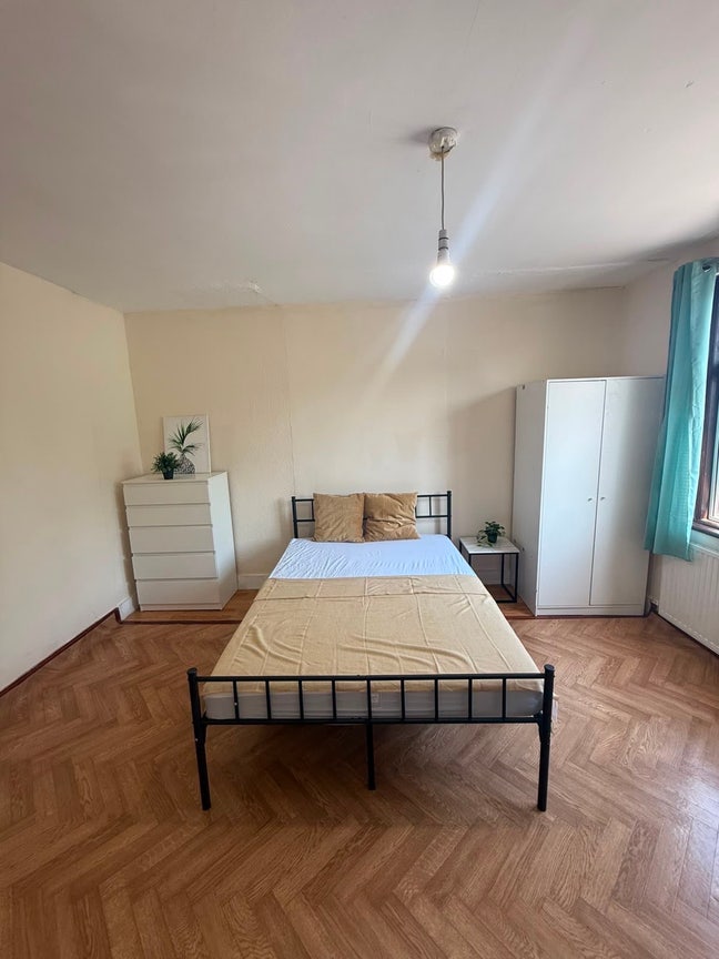 1 Single Room and 2 Double in the Same House-New  Main Photo