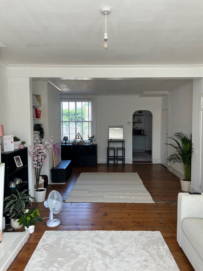 Room to rent in house  Main Photo