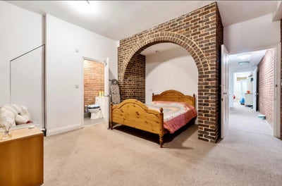 1 large Double En-suite accommodation  Main Photo