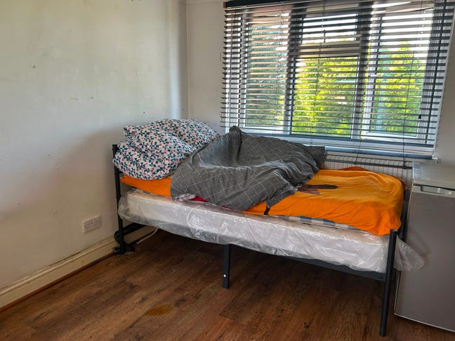 Spacious & Cosy Ensuite room for rent TW3 2QU Main Photo