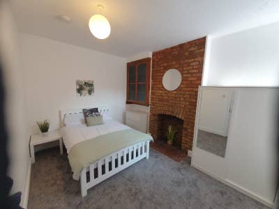 Bright and Comfy Rooms- Great value - LE3 Main Photo