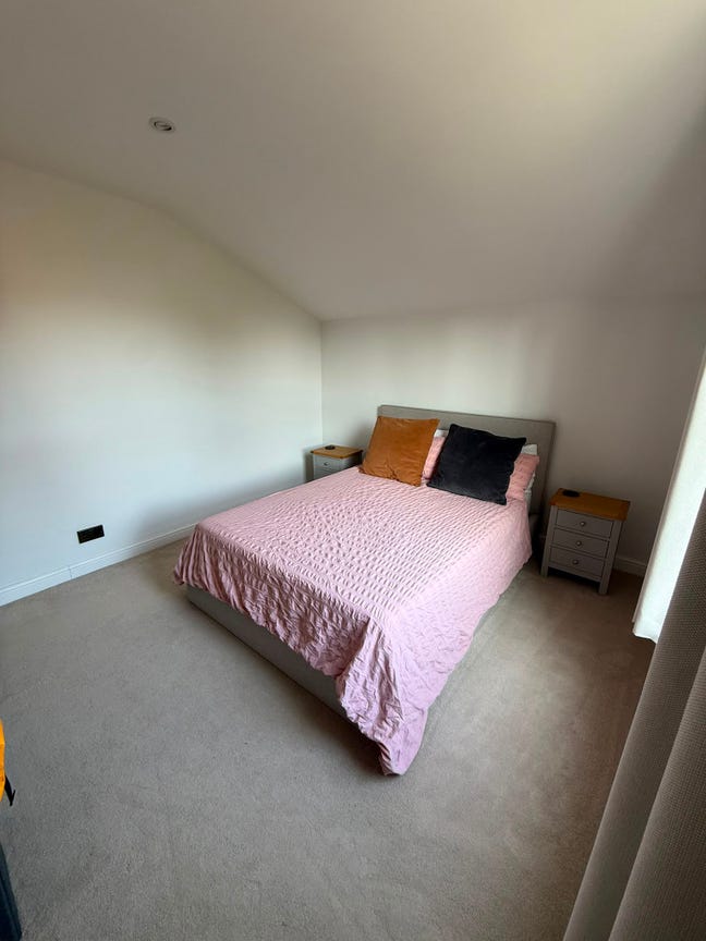 Top floor (2 rooms) of a 5-bedroom house Main Photo