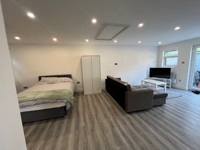 Modern Private Annex with Free Parking & Wi-Fi  Main Photo