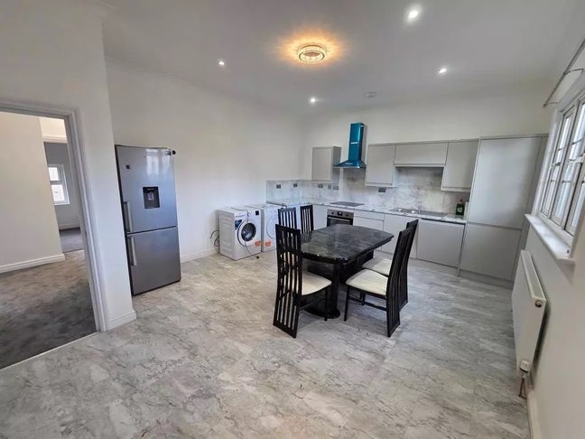 Unfurnished double room to rent in a 3 bed!  Main Photo