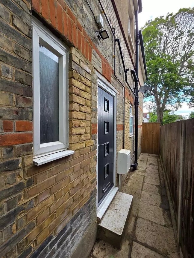 Unfurnished double room to rent in a 3 bed!  Main Photo