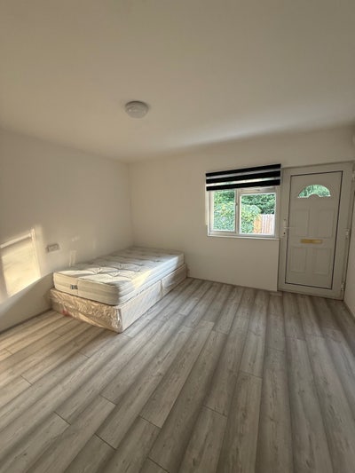Fabulous new build studio flat in Golders Green  Main Photo