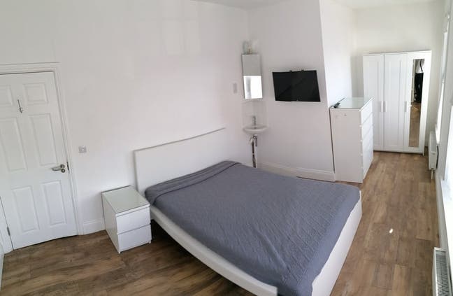 Clean, Mondern Double Room in Leigh Broadway Main Photo