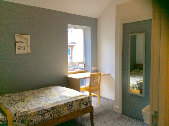 Professional central ensuite double  + parking Main Photo