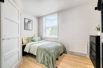 Quiet Double Room with Ensuite | Bills Included Main Photo