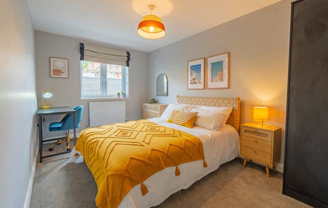 Beautiful 2 BED Flat inc parking Main Photo