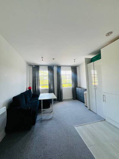 Bright & Modern Studio Flat in East Sheen Main Photo